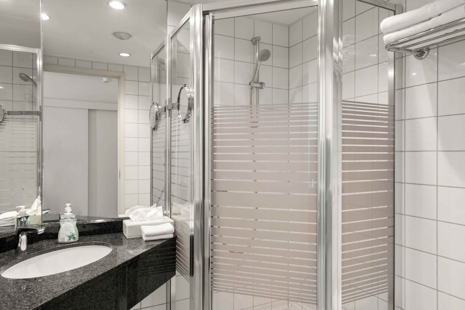 Classic Triple Room | Bathroom | Shower, hair dryer, towels, soap