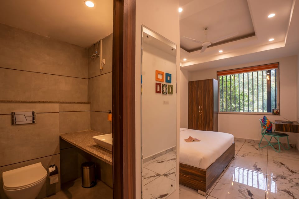 Deluxe Private A/C Room with Ensuite Bathroom | Free WiFi