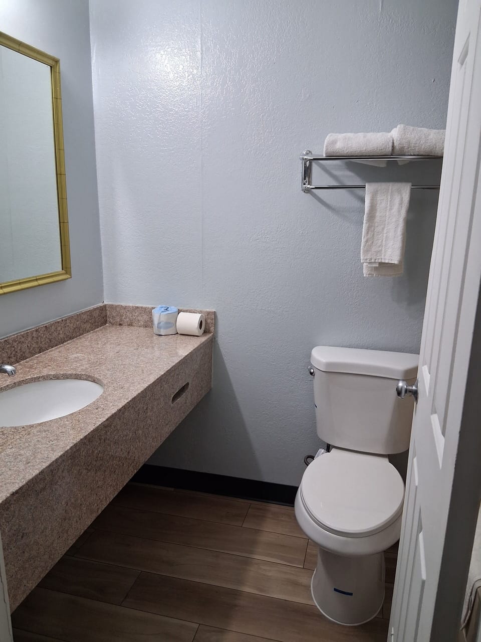 Standard Single Room, 1 King Bed, Non Smoking | Bathroom | Bidet, soap, shampoo, toilet paper