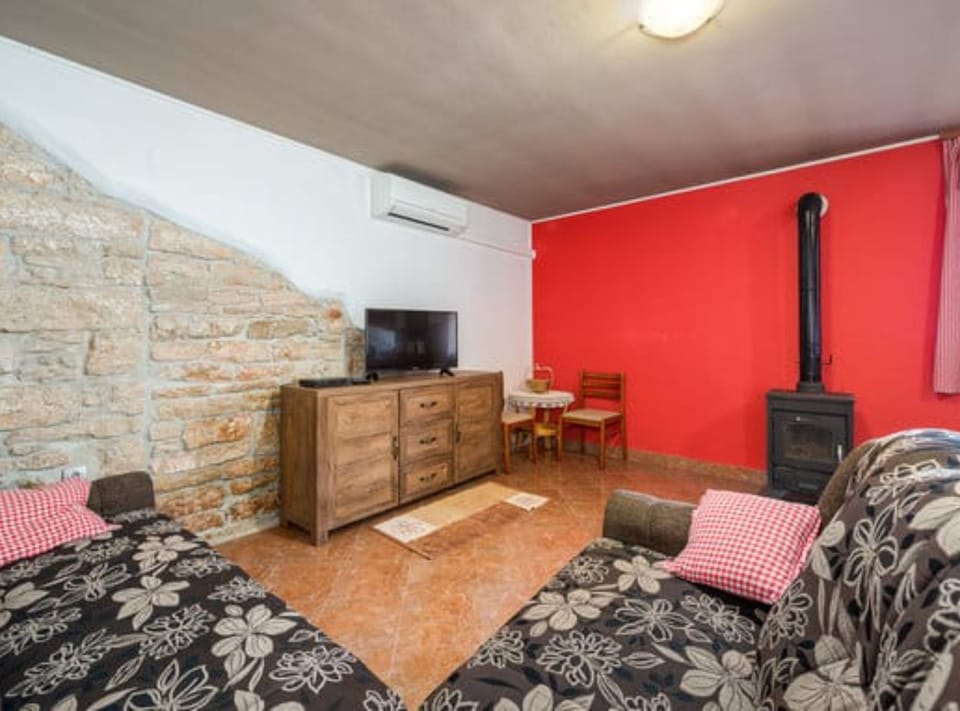 House (Holiday Home Luna) | Living room | 32-inch flat-screen TV with satellite channels