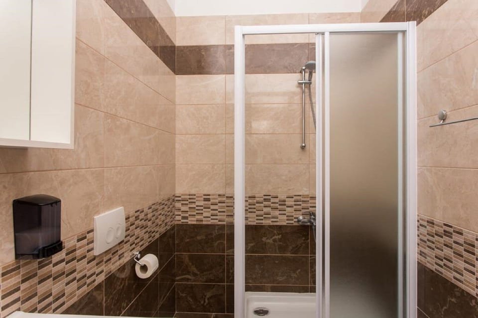 Studio (Superior Studio Apartment with Terrac) | Bathroom | Shower, towels