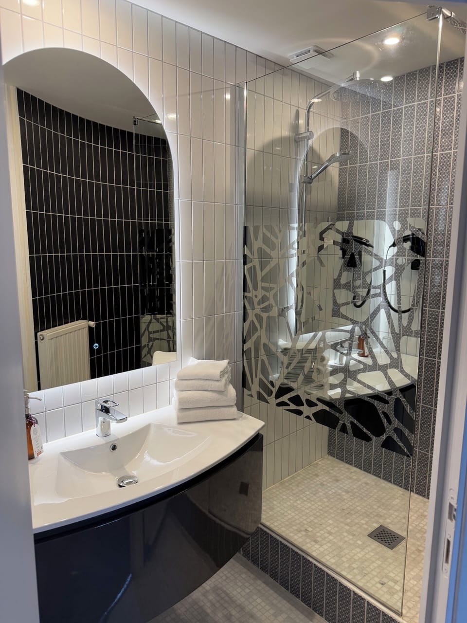 Junior Suite, Garden View | Bathroom | Hair dryer, towels, soap, shampoo