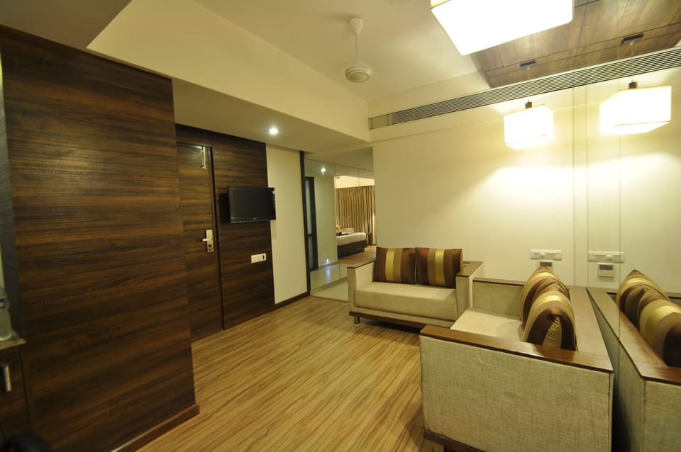 Suite | Living room | Flat-screen TV, pay movies