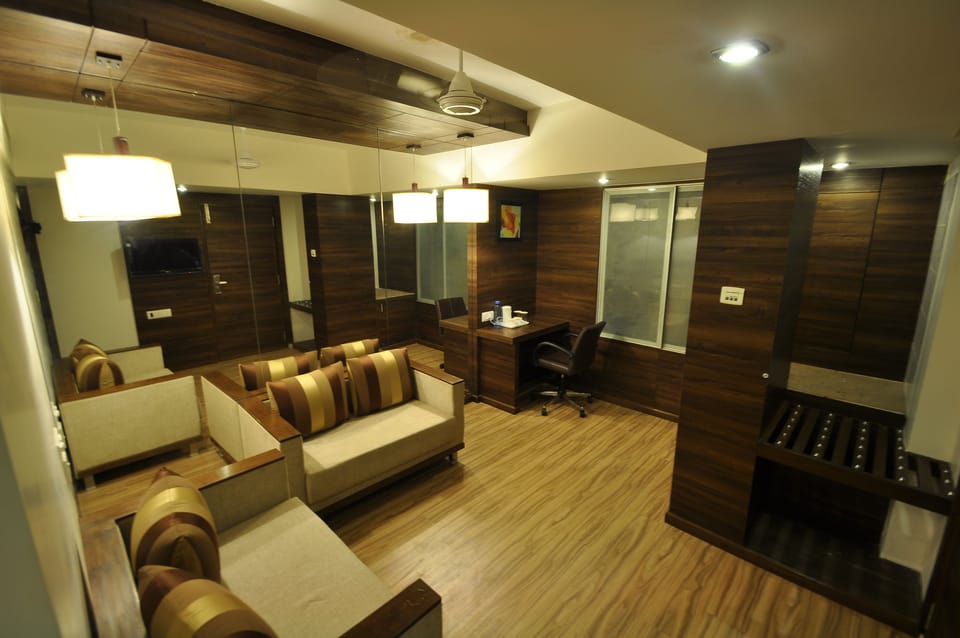 Suite | Living room | Flat-screen TV, pay movies