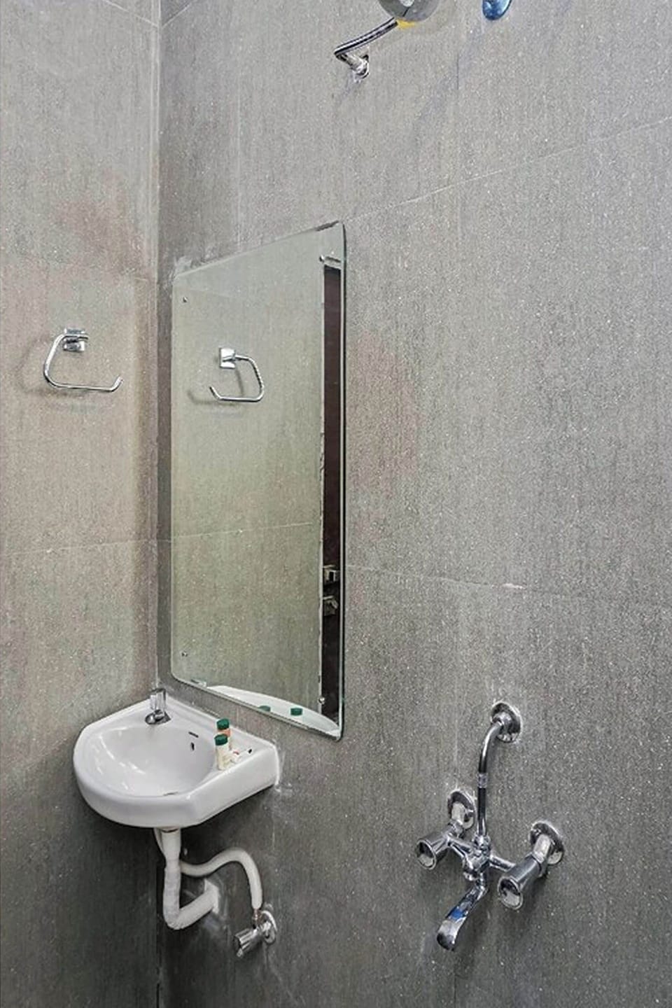 Deluxe Room | Bathroom | Shower, rainfall showerhead, free toiletries, hair dryer