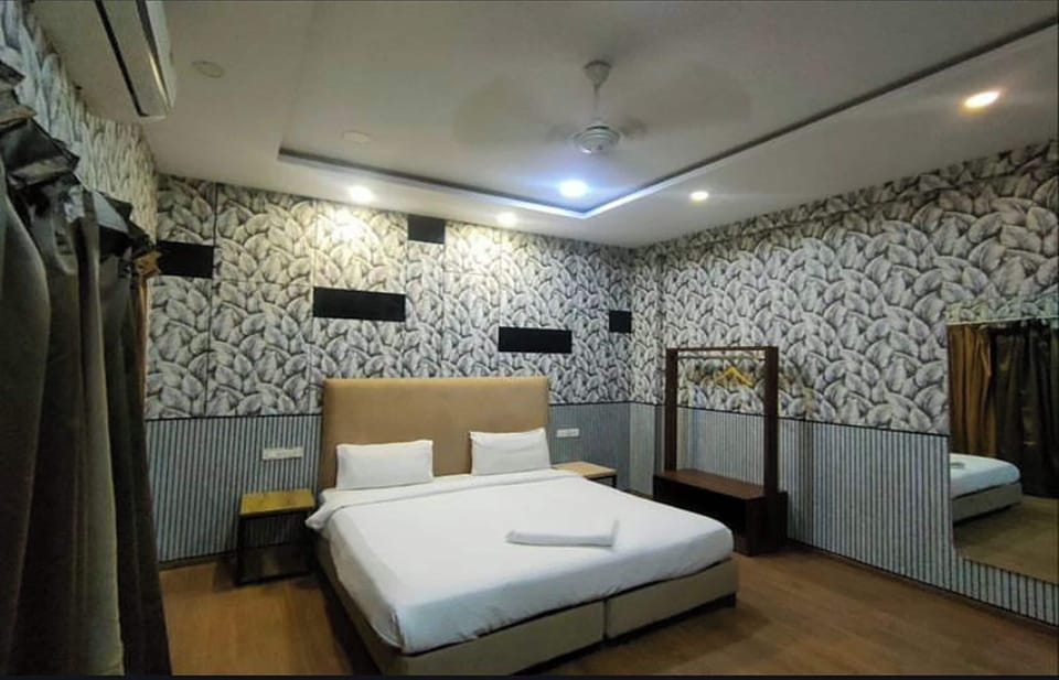 Deluxe Room | Desk, free WiFi, bed sheets