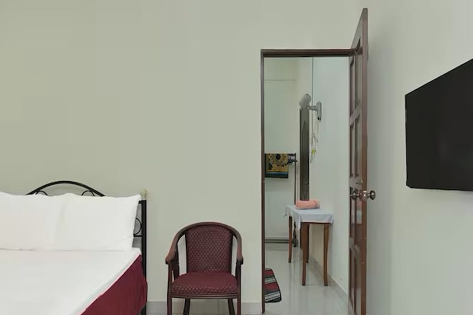 Family Room | Desk, iron/ironing board (on request), WiFi (free), bed sheets