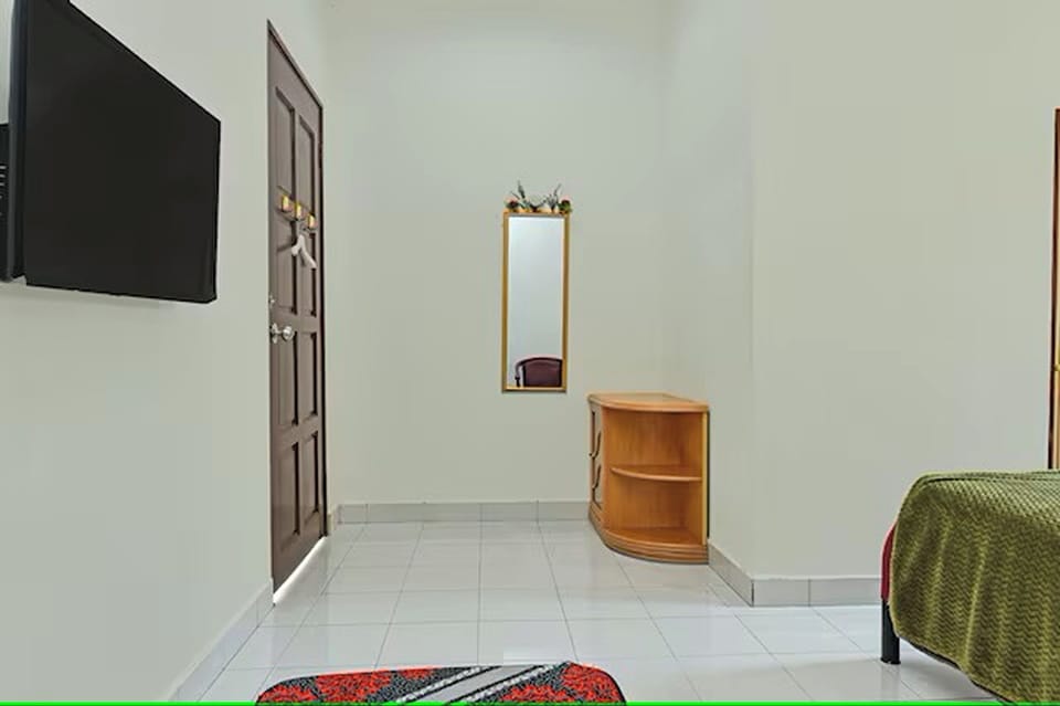 Family Room | Desk, iron/ironing board (on request), WiFi (free), bed sheets
