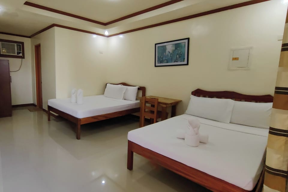 Family Room | Desk, WiFi (free), bed sheets