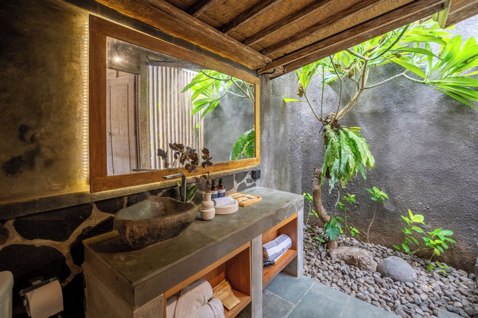 Landep Villa | Bathroom | Shower, free toiletries, hair dryer, bathrobes