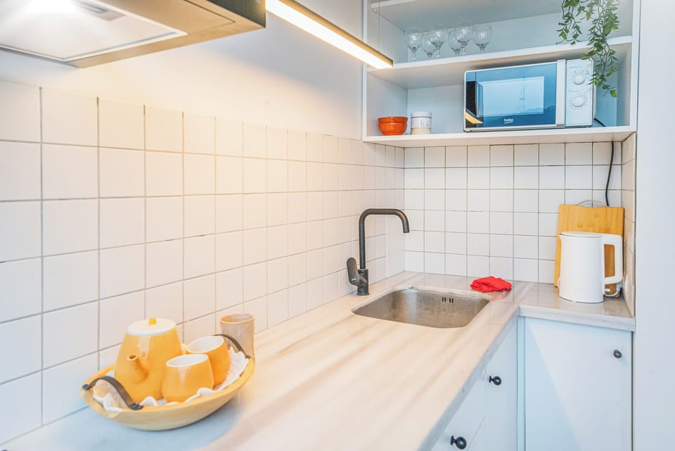 Apartment, City View | Private kitchen | Microwave, stovetop, electric kettle, cookware/dishes/utensils