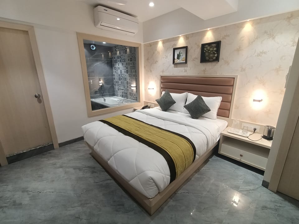 Premium Room | Hypo-allergenic bedding, down comforters, Select Comfort beds