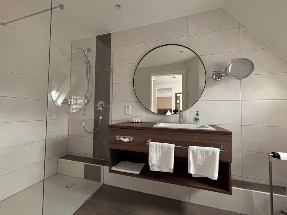 Comfort Double Room, 1 Double Bed | Bathroom | Hair dryer, towels