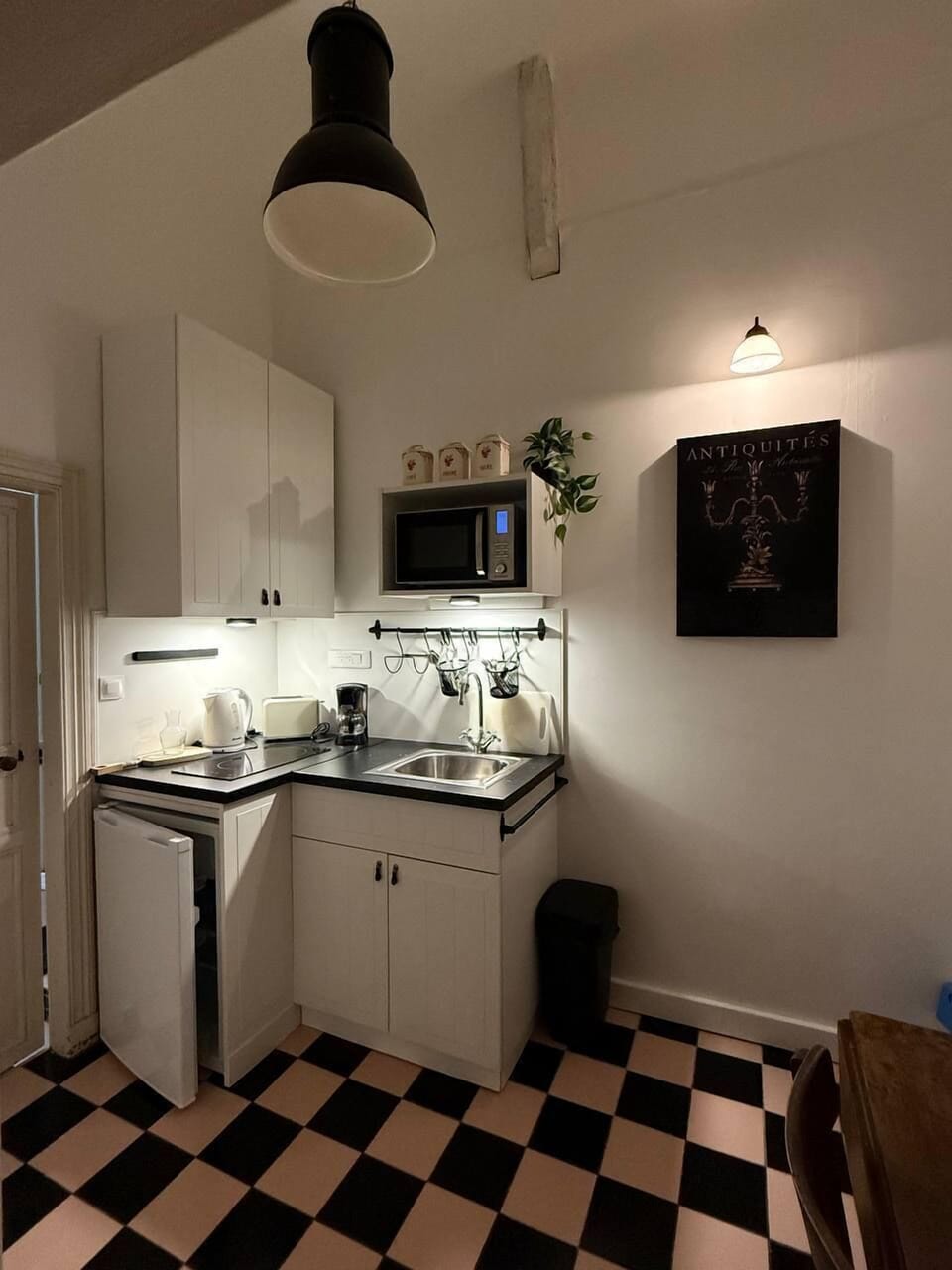 Luxury Apartment, Courtyard View (Suite Irrouleguy) | Private kitchen | Griddle