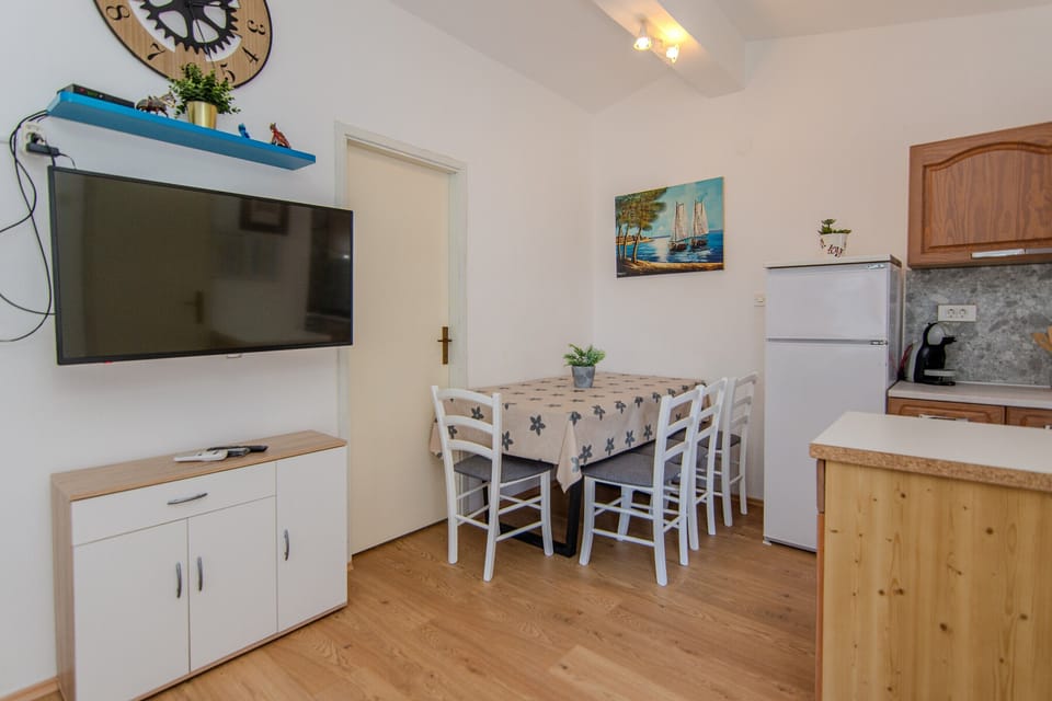 Basic Apartment, Courtyard View | In-room dining