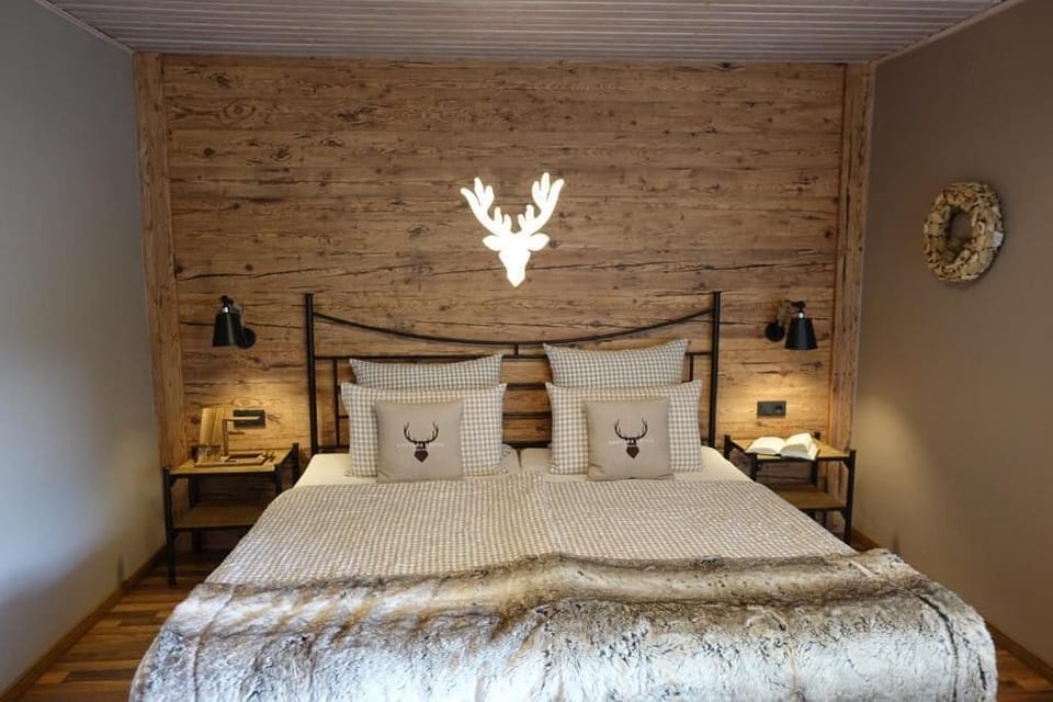 Gallery Suite, Kitchen, Mountain View | Soundproofing, free WiFi, bed sheets
