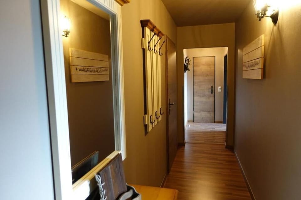 Gallery Suite, Kitchen, Mountain View | Soundproofing, free WiFi, bed sheets