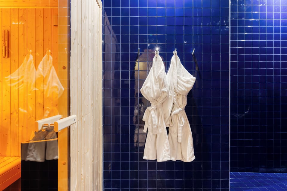 Sauna, hot tub