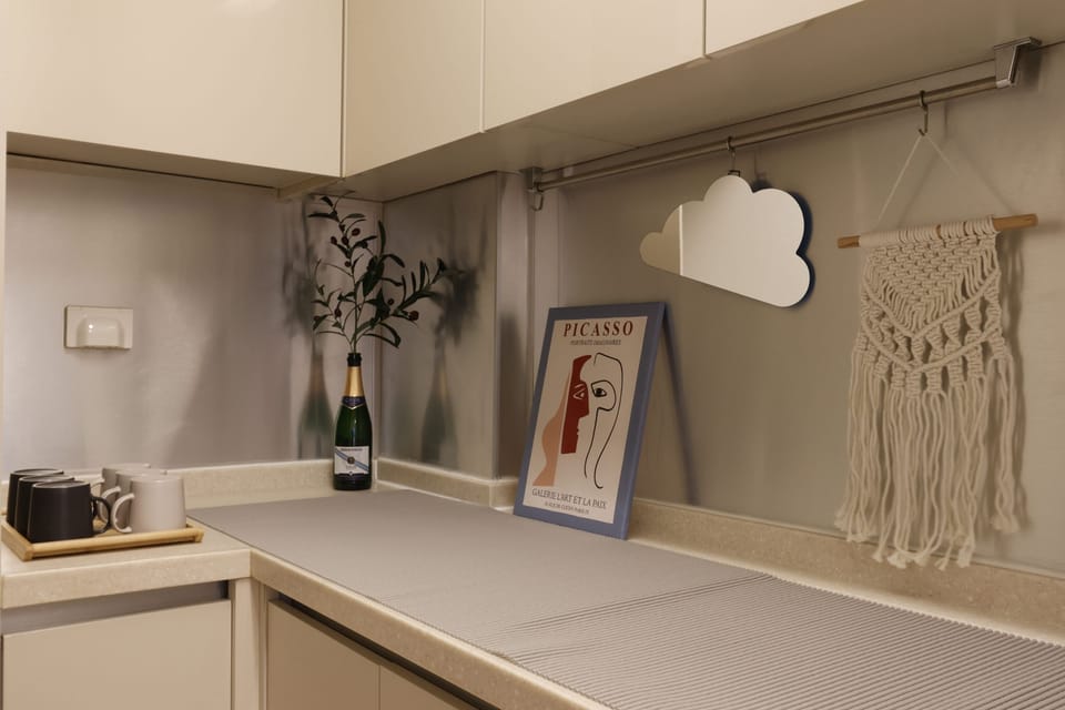 Deluxe Triple Queen_DDP & N Seoul Tower | Living area | 43-inch LED TV with cable channels, TV