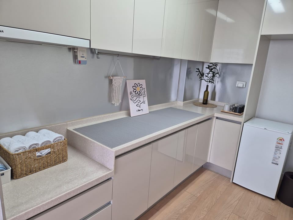 Deluxe Triple Queen_DDP & N Seoul Tower | Living area | 43-inch LED TV with cable channels, TV