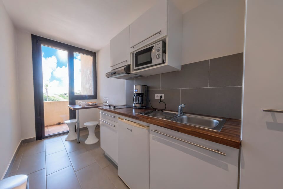 Apartment, 1 Bedroom (4 people) | Private kitchenette | Microwave, stovetop, cookware/dishes/utensils