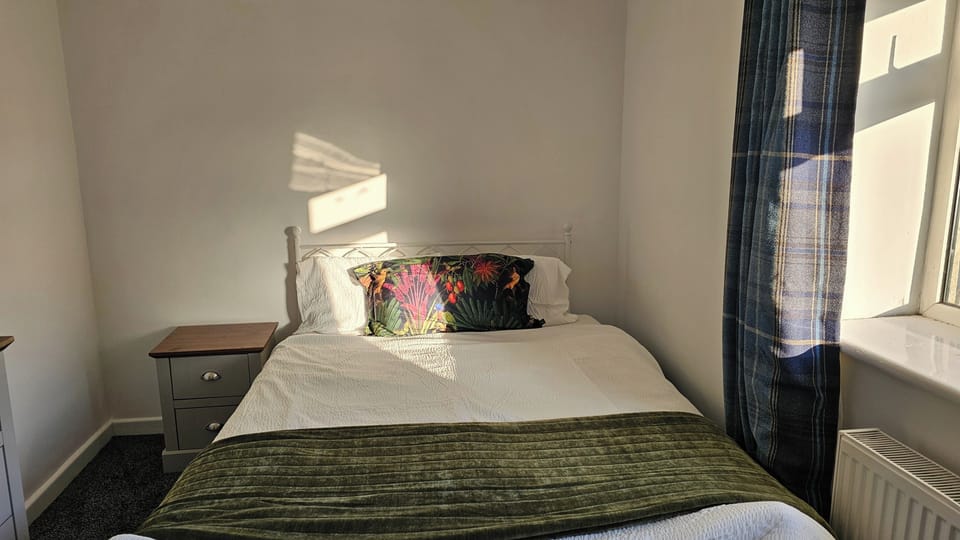 3-bed House in Newcastle Under Lyme, Free Parking House in England