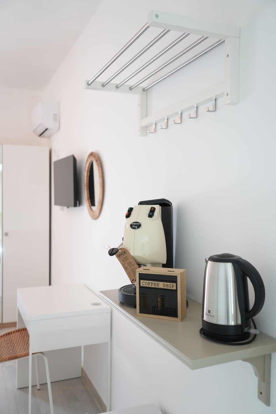 Room, 1 Double Bed, City View | Living area