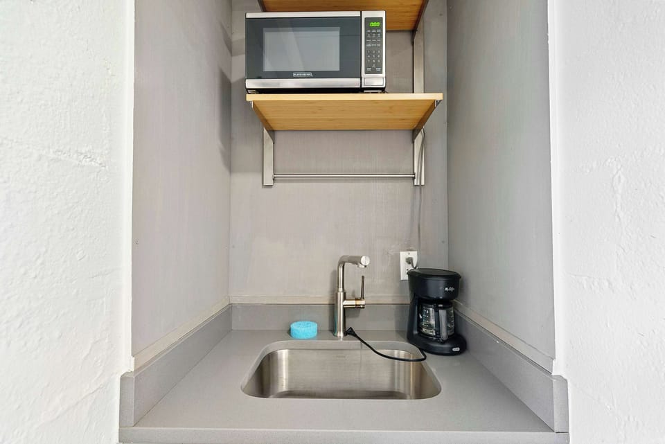 Studio, 1 Queen Bed, Patio, Garden View (Chic City Retreat 93H) | Interior