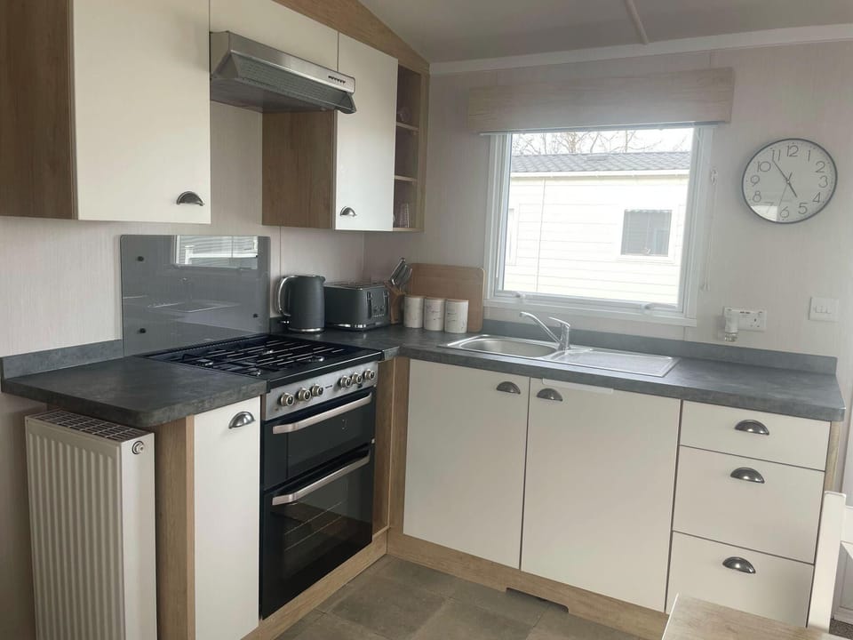 Cabin | Private kitchen | Fridge, microwave, oven, stovetop