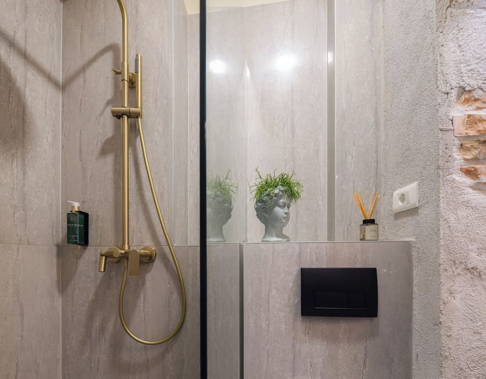 Design Room, Courtyard View 2 | Bathroom | Shower, free toiletries, hair dryer, slippers
