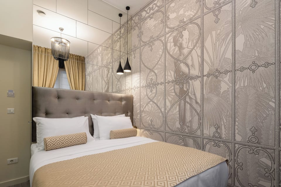 Design Room, Courtyard View 1 | In-room safe, desk, laptop workspace, soundproofing