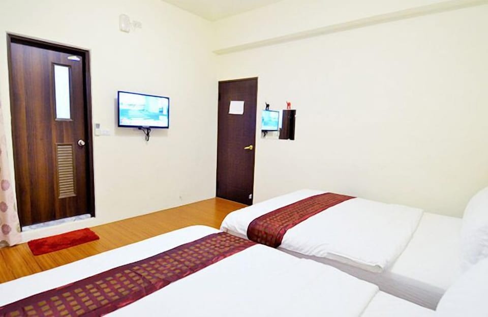 Standard Quadruple Room | Desk, rollaway beds, free WiFi