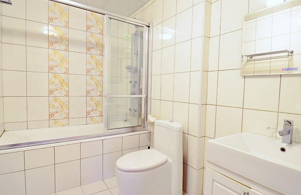 Family Room | Bathroom | Free toiletries, hair dryer, slippers