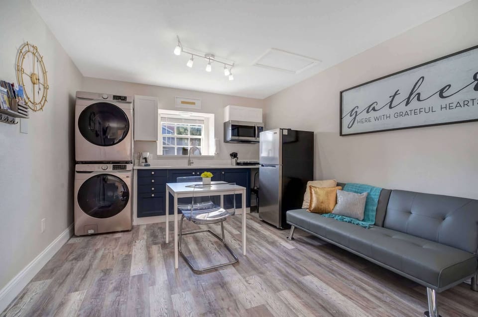 Studio, 1 King Bed, Kitchen (Donald’s Luxury Retreat) | Interior