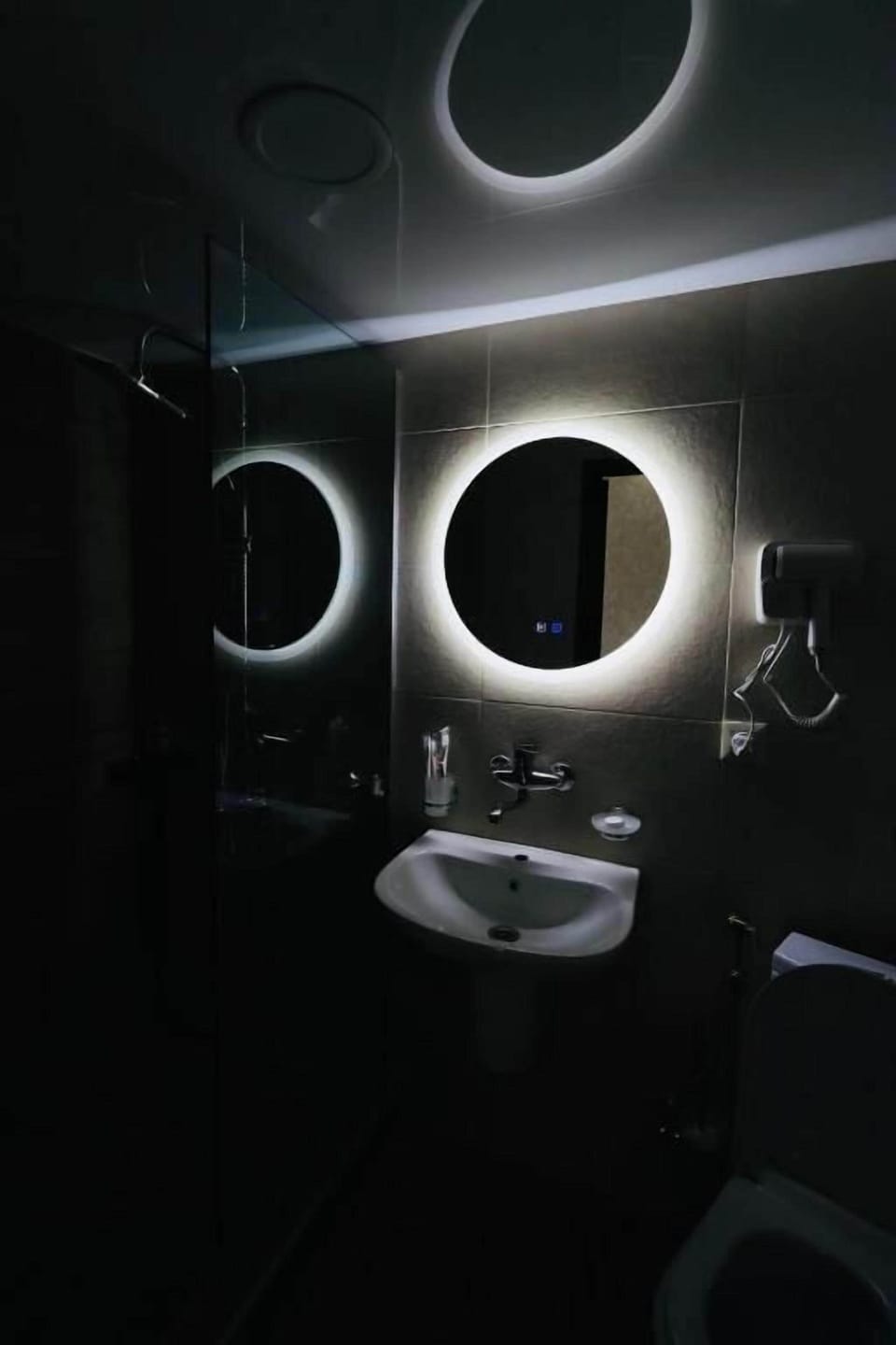 Deluxe Double Room | Bathroom | Combined shower/tub, free toiletries, hair dryer, slippers