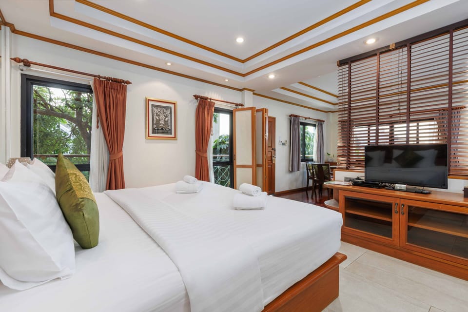 Suite, 1 King Bed | Minibar, in-room safe, desk, blackout drapes