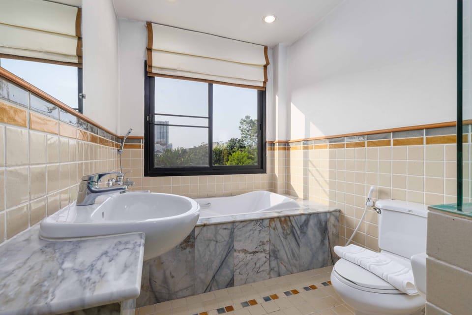 Suite, 1 King Bed | Deep soaking bathtub