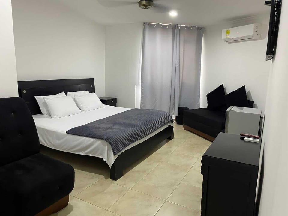 Deluxe Room | Soundproofing, WiFi (free), bed sheets