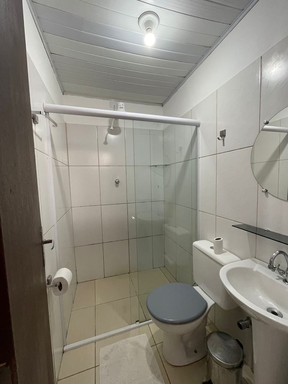 Comfort Room | Free WiFi, bed sheets