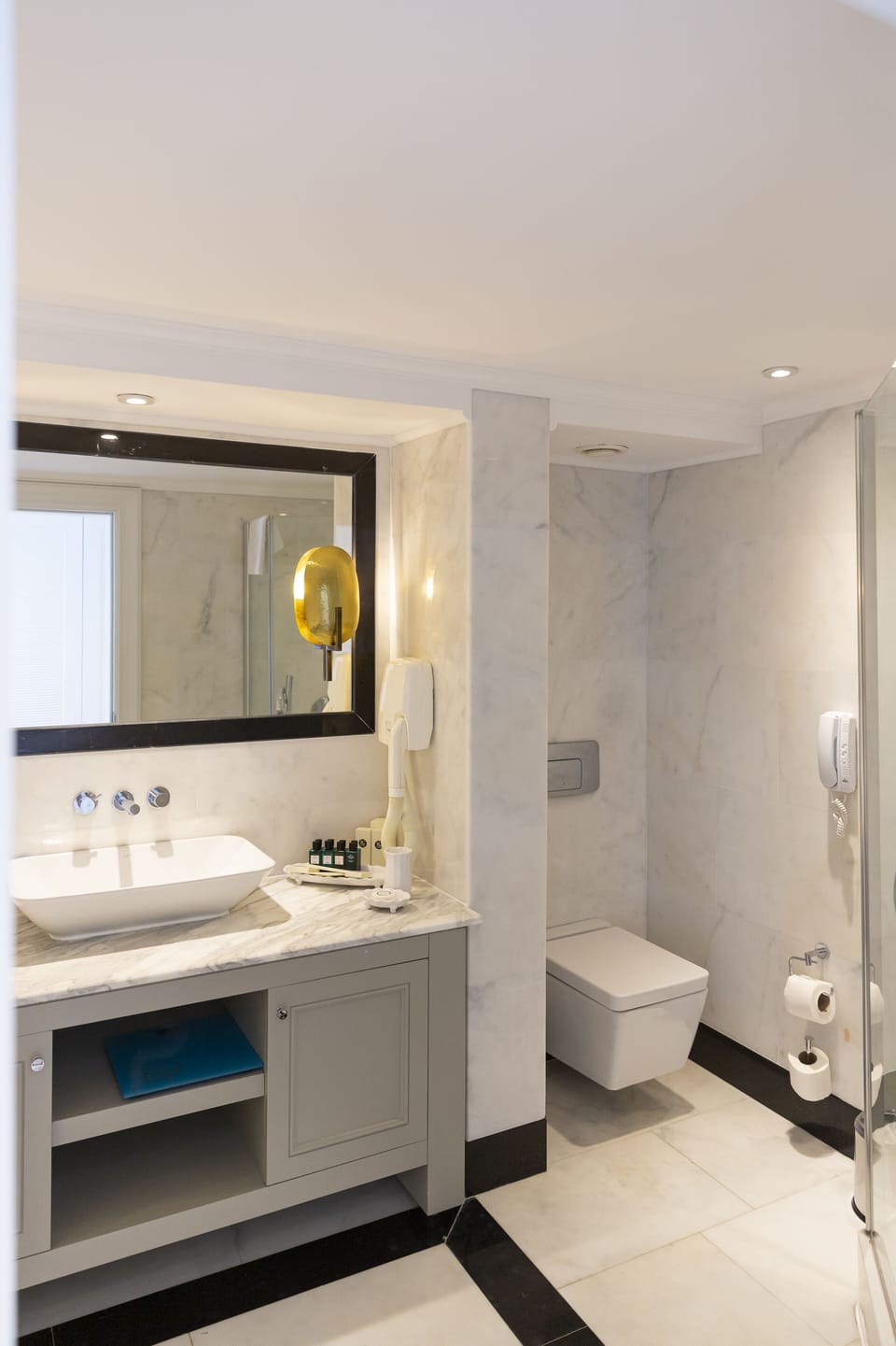 King Suite | Bathroom | Free toiletries, hair dryer, bathrobes, slippers