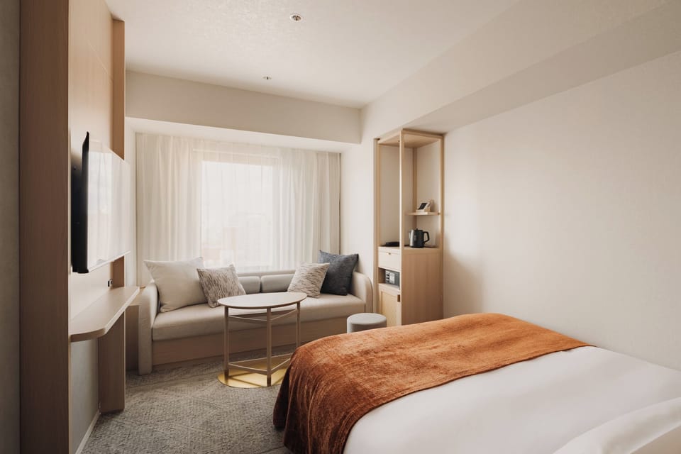 Deluxe Double Room, Non Smoking (shower booth) | In-room safe, iron/ironing board, WiFi (free), bed sheets
