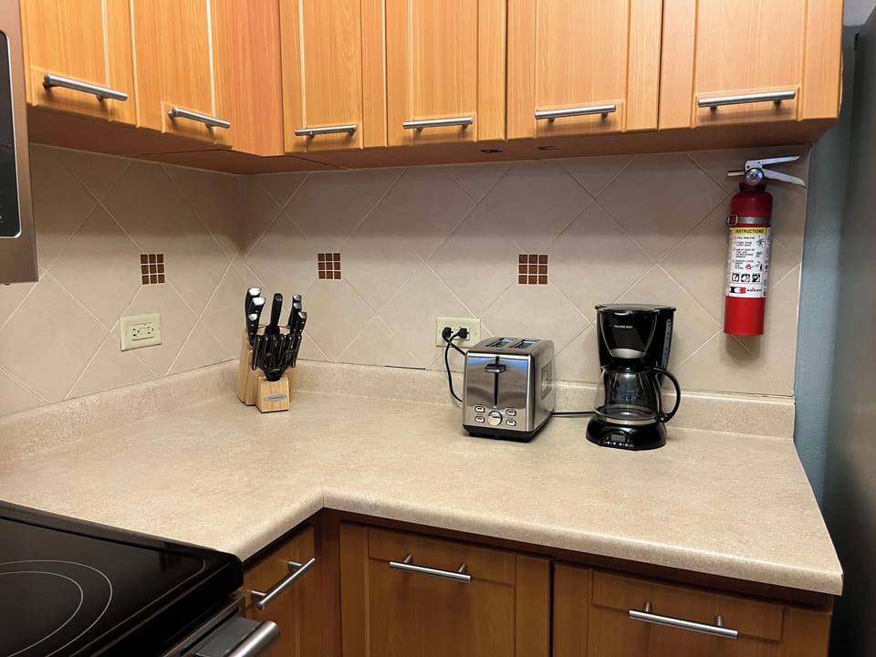 Comfort Condo, 2 Bedrooms, Poolside | Coffee and/or coffee maker