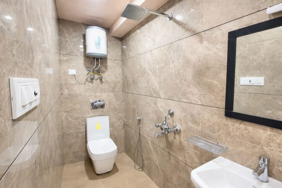 Deluxe Double Room | Bathroom | Shower, free toiletries, slippers, towels