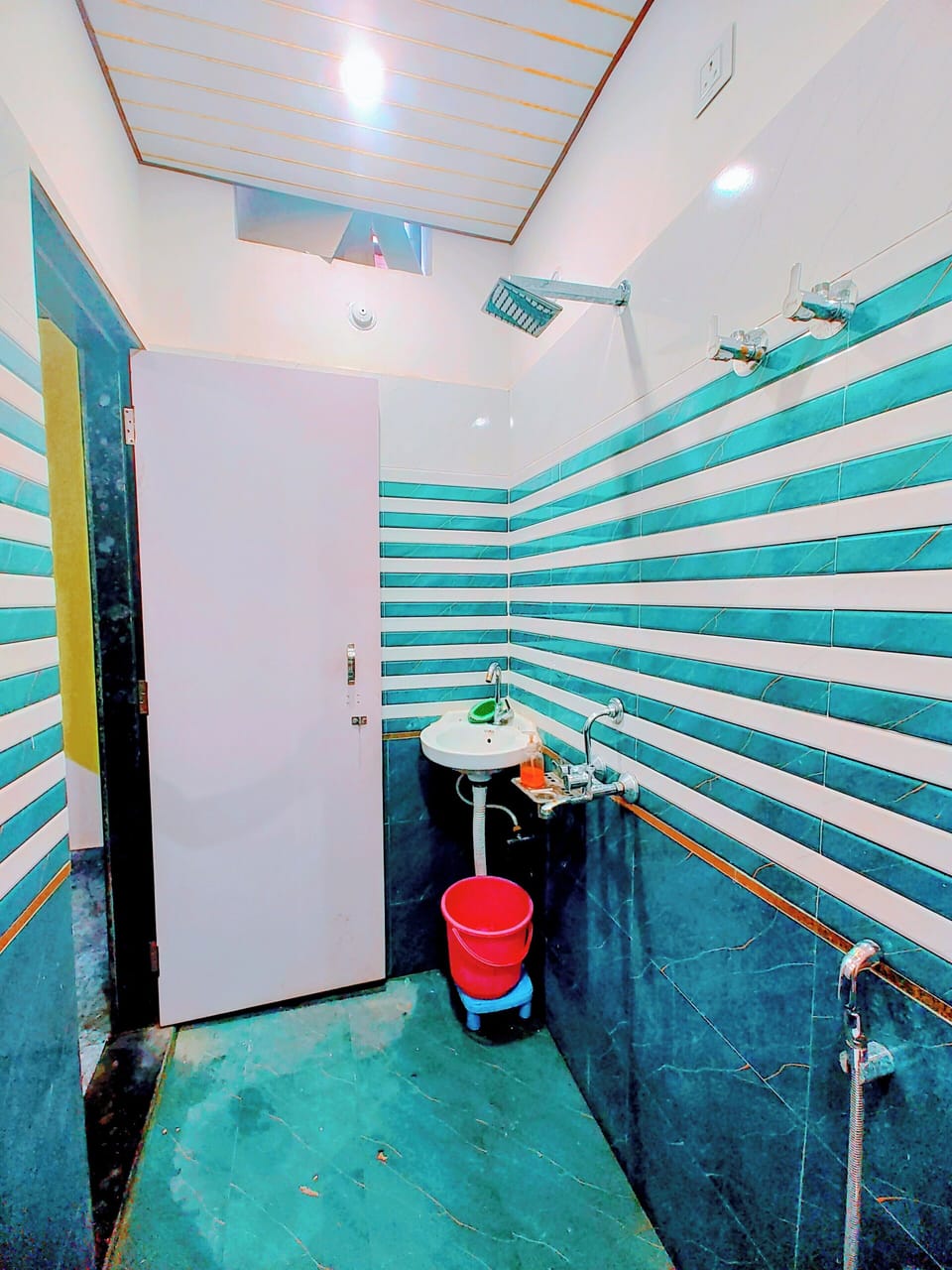 Deluxe Double or Twin Room | Bathroom | Shower, slippers, towels
