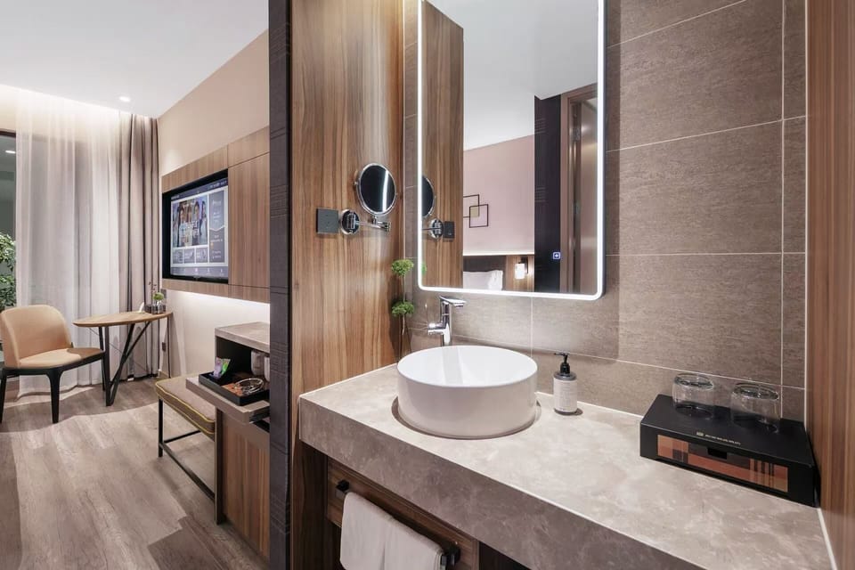 Business Double Room | Bathroom | Shower, rainfall showerhead, free toiletries, hair dryer