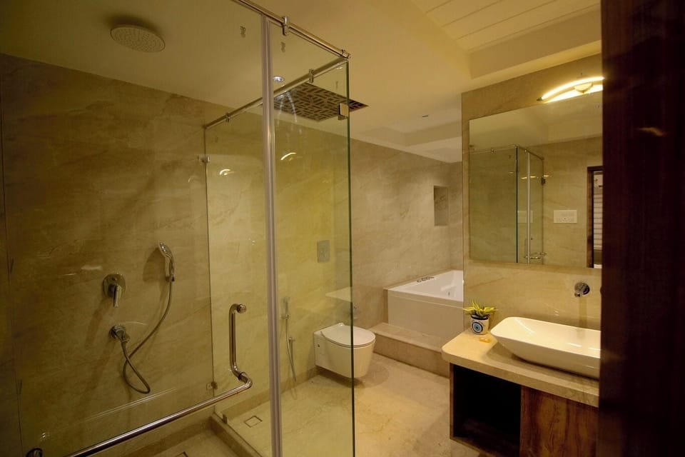 Presidential Room | Bathroom | Towels, soap, shampoo, toilet paper