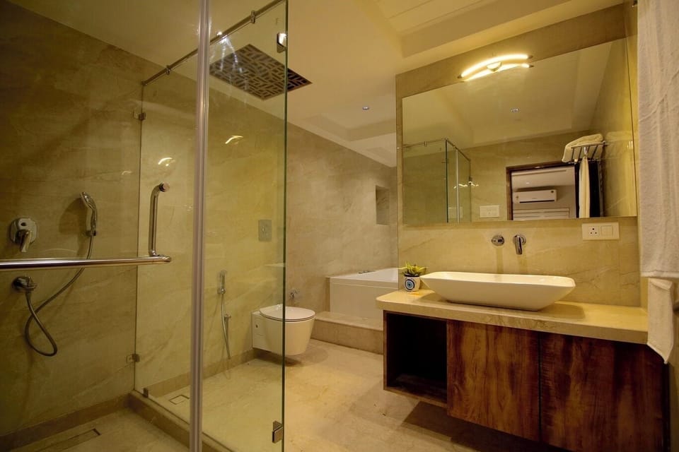 Presidential Room | Bathroom | Towels, soap, shampoo, toilet paper