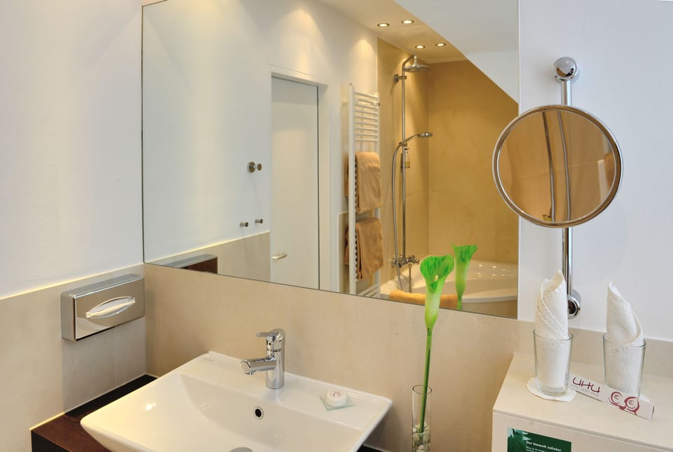 Classic Studio Suite | Bathroom | Slippers, towels