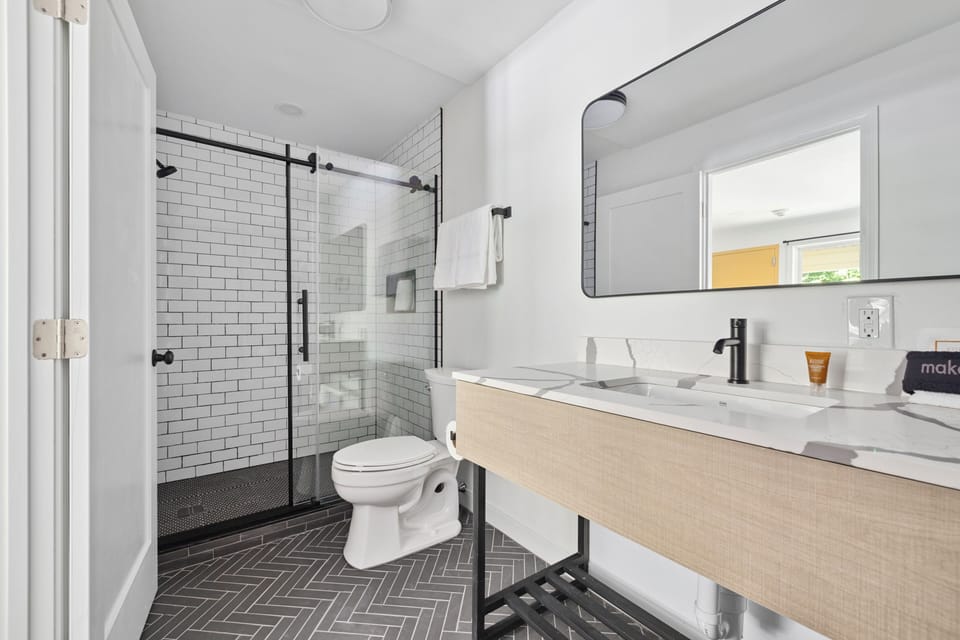 Classic Room, 1 King Bed | Bathroom | Shower, free toiletries, towels, soap