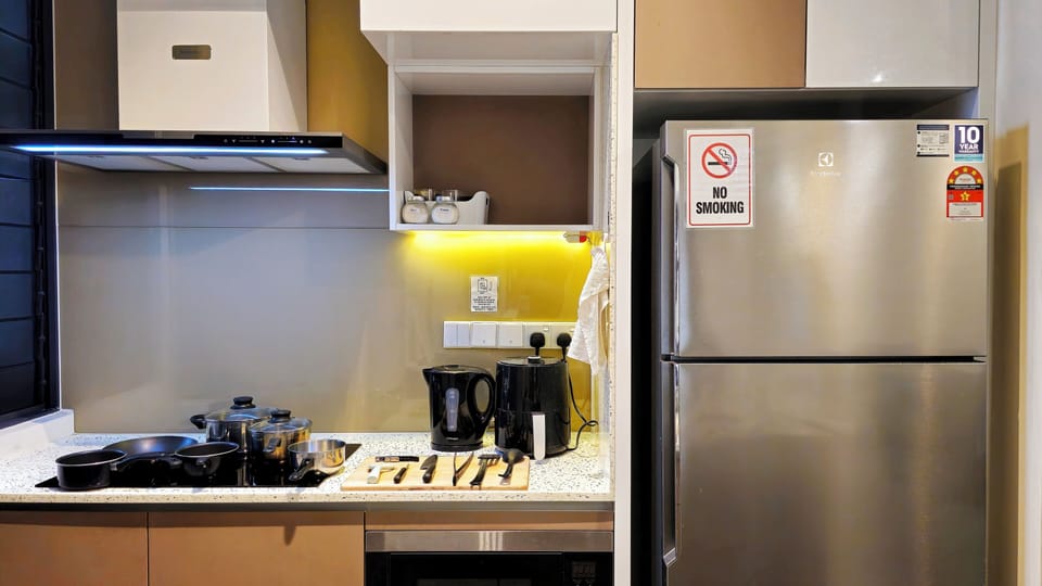 Deluxe Apartment, 3 Bedrooms, Non Smoking, Pool View | Private kitchen | Fridge, microwave, stovetop, electric kettle